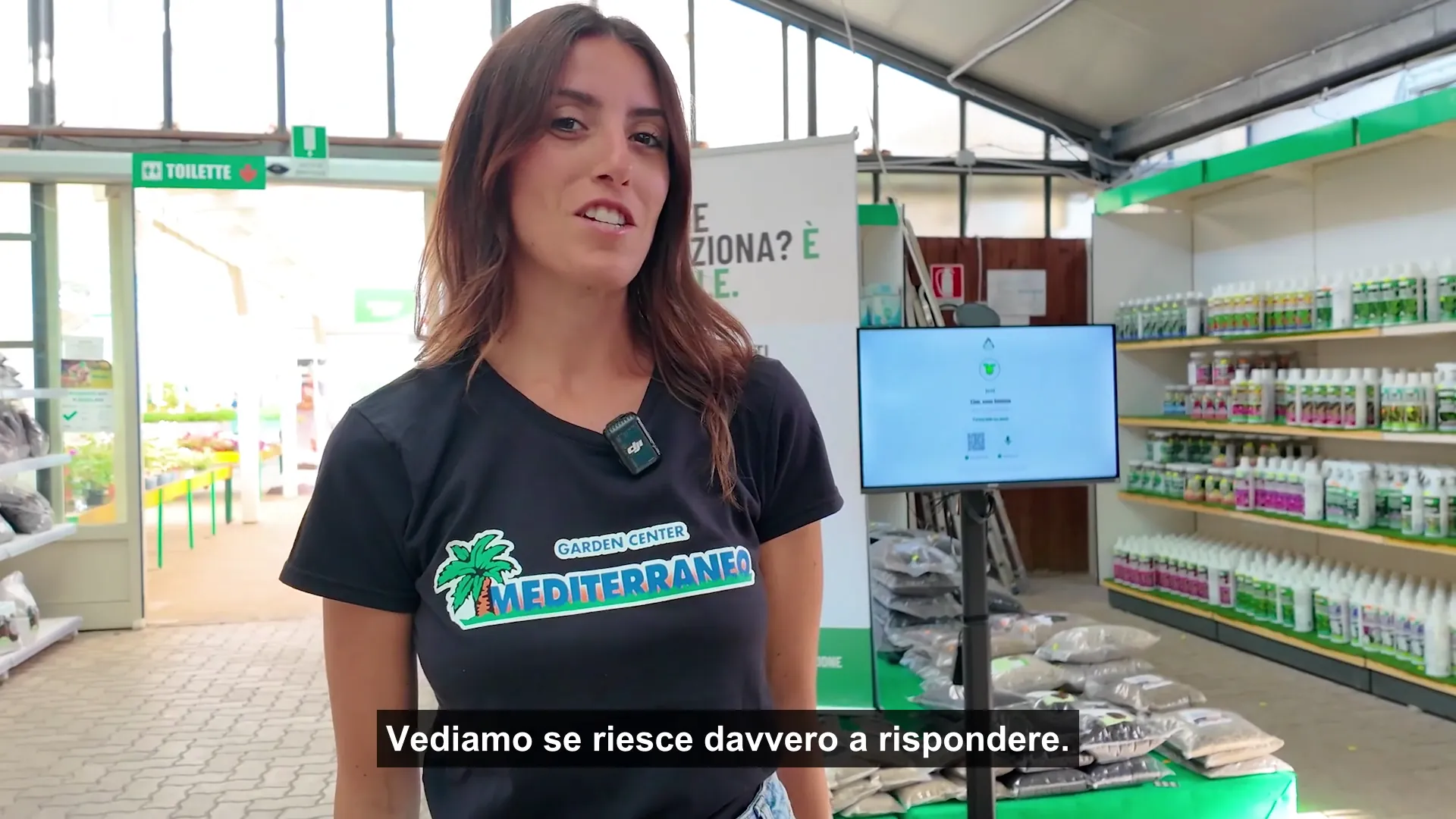 Una collaboratrice di Mediterraneo Garden Center prova Gemma davanti al totem